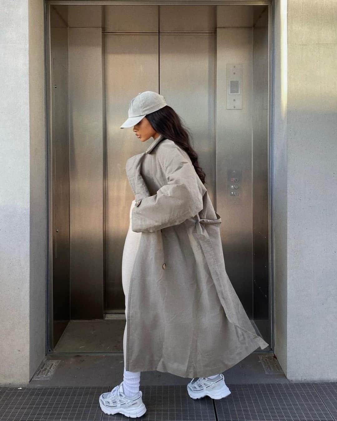 ASOSさんのインスタグラム写真 - (ASOSInstagram)「@lozvassallo [she/her] taking this ASOS DESIGN trench [1667642] for a walk 🚶‍♀️ ICYMI: we went BIG this year, like really BIG. There's up to 70% OFF EVERYTHING, ALL OF IT. It's our biggest deal yet 🤑(Ts&Cs apply)」11月30日 7時05分 - asos