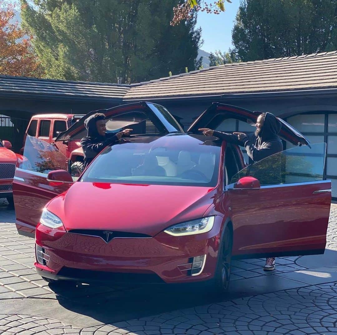 ゲームのインスタグラム：「REPOST • @harlemtaylorr  happy bday to my dad/best friend. love u 🖤 and who’s tesla is that u may be wondering? oh me and my siblings saved up all the money our dad has gave us to buy him a new car. pretty sick huh?  At a loss for words & was totally surprised. I love you all to the end of the world & back son. Thank you........ BEST GIFT EVER #TaylorGang」
