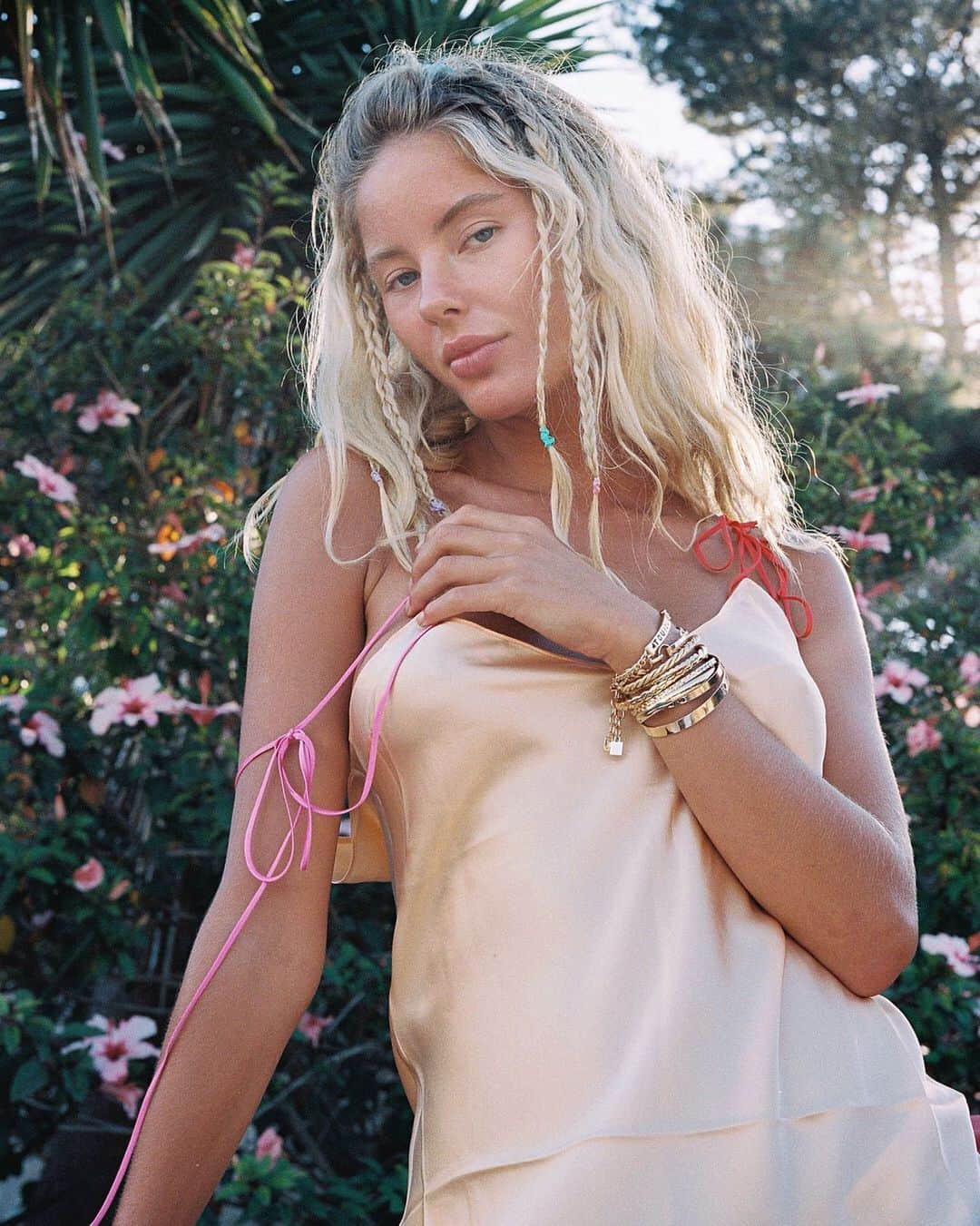 ダニジョーのインスタグラム：「Barely there 👀 Dannijo muse Tasja in the Sorbet tie strap slip + gold Hawn set #armparty 🍧」