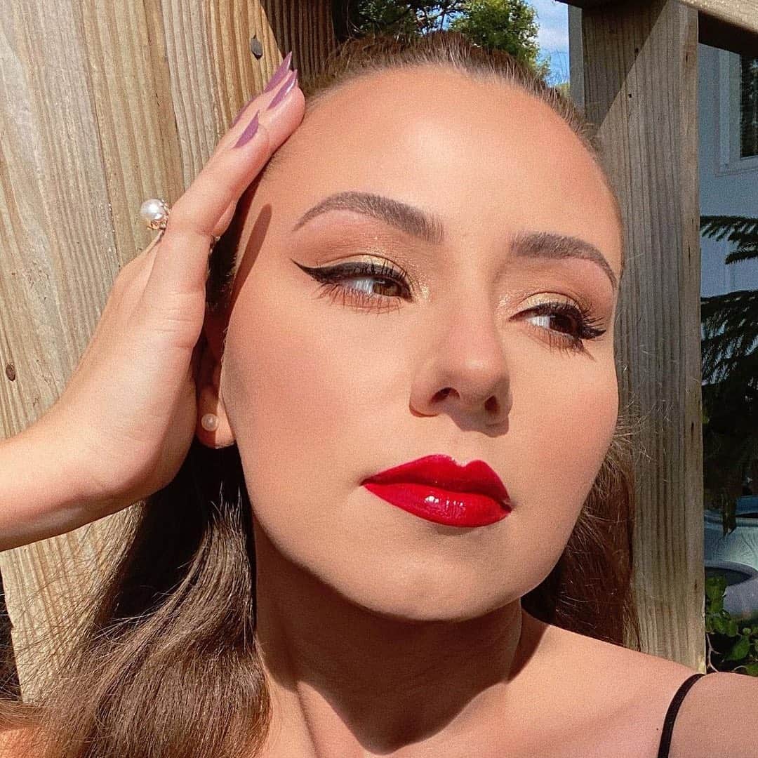 Maybelline New Yorkさんのインスタグラム写真 - (Maybelline New YorkInstagram)「All eyes on @roseandben with this 🔥 holiday slay! Recreate this glam with #colorstrike eyeshadow pen in ‘chase’ and ‘hustle’ and #hypereasy liquid liner. Add some glow with #masterchrome in ‘molten peach’ and finish with #colorsensational lipstick in ‘wine rush’ and top it off with #liftergloss in ‘pearl’. #mnyitlook #regram」11月30日 7時17分 - maybelline
