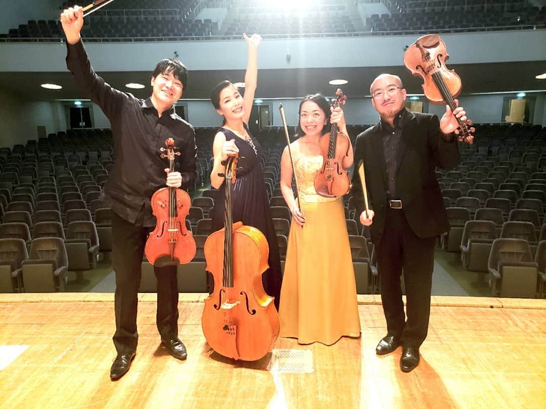 藤岡幸夫のインスタグラム：「The 4 Players Tokyo のツアー終了！ 宇部→三木市→姫路(２公演) 各地で毎回最後は手拍子‼️が起きるほど盛り上がりました😊  宇部と三木は ヤナーチェク「クロイツェルソナタ」 ベートーヴェン３番 ボロディン２番  姫路は ヤナーチェク「クロイツェルソナタ」 スメタナ「我が生涯」  ４人が進化を続けてエキサイティング！素晴らしかった！  主催して各地労音の皆さんの素晴らしいホスピタリティー最高でした！ありがとうございました‼️  ツアーの模様はエンターザミュージックで放送します😊」