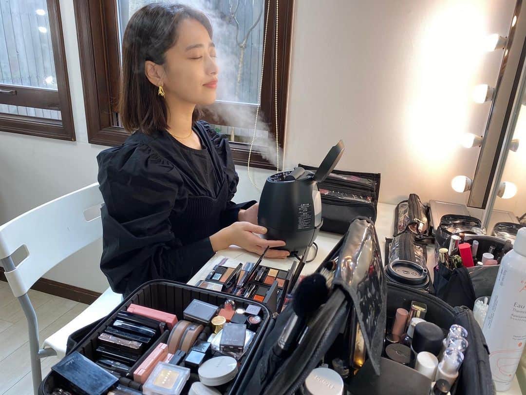近藤千尋のインスタグラム：「おはようございます😍 お誕生日にヤーマンさんから 頂いたブライトクリーンの スチーマーが大活躍…🥺❗️ わたしはメイク前に使ってます🤫  同時に毛穴の汚れも落ちるから 助かります😭💜🙏 気持ちいいんです本当に🤤🤤 大切に使わせていただきます✨🙇🏻‍♀️ #スチーマー　#ブライトクリーン #ヤーマン」