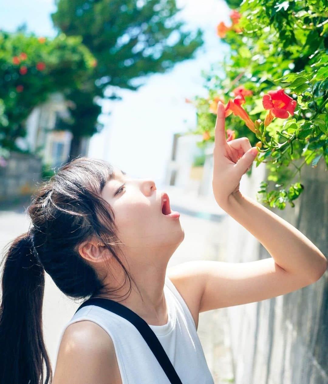 齊藤京子さんのインスタグラム写真 - (齊藤京子Instagram)「【アザーカット】 木陰のきょんこ👸☀️🍃 お花とじゃれる姿がラブリーすぎる彼女です💞😻  #齊藤京子1st写真集  #とっておきの恋人  #齊藤京子 #日向坂46 #きょんこしか勝たん  #国民的彼女 #Kyonstagram 👸💕  📢Twitterではオフ動画を公開中💨✨」11月30日 7時14分 - kyoko1st