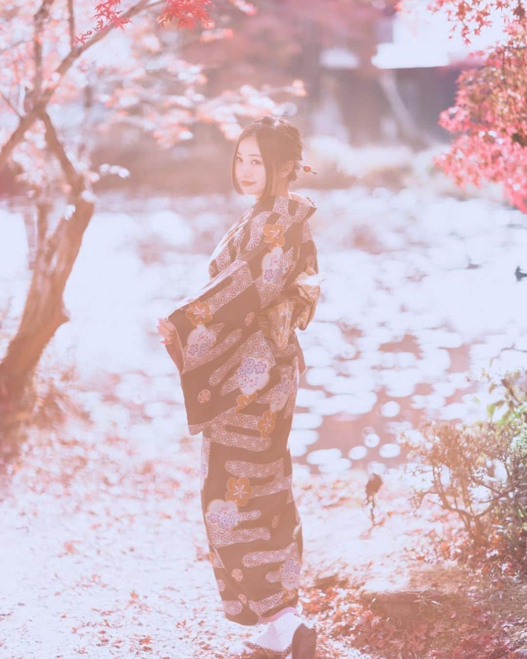 のインスタグラム：「👘 🍂🍁  今日で11月ラストだー🍁 楽しい11月だったなー😊今年も残り1ヶ月😳一瞬で過ぎてく毎日を楽しみたい☺️  🌸  🌸 Photo @portraits_almost_daily  🌸  🌸  🌸   ・  #daily_photo_jpn  #team_jp_ #IG_PHOS#japan_daytime_view#ポートレート #被写体 #genic_mag#instagram#IGersJP #retrip_nippon #hubsplanet  #カメラ女子 #カメラ好きな人と繋がりたい #ファッション #ファインダー越しの私の世界 #サロンモデル#tokyocameraclub #awesome_earthpix  #タビジョ#art_of_japan_ #hellofrom #ビジョビ #whim_member #earth_portraits #着物 #japan_of_insta#retrip_nippon #写真撮ってる人と繋がりたい#gpw_members_only」