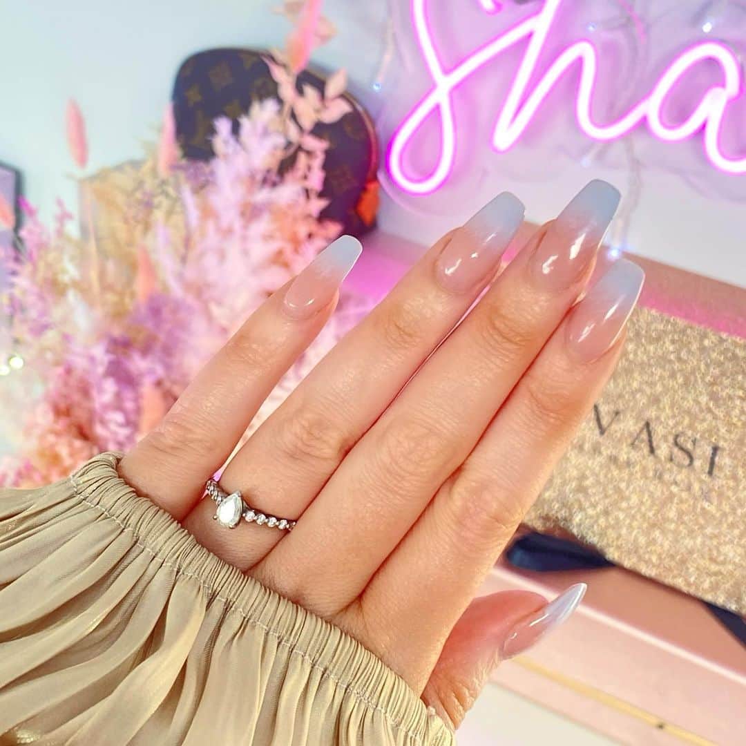 Shannonのインスタグラム：「It’s been a while since I posted a nail selfie 🤳🏼 💓 what’s on your nails rn?」