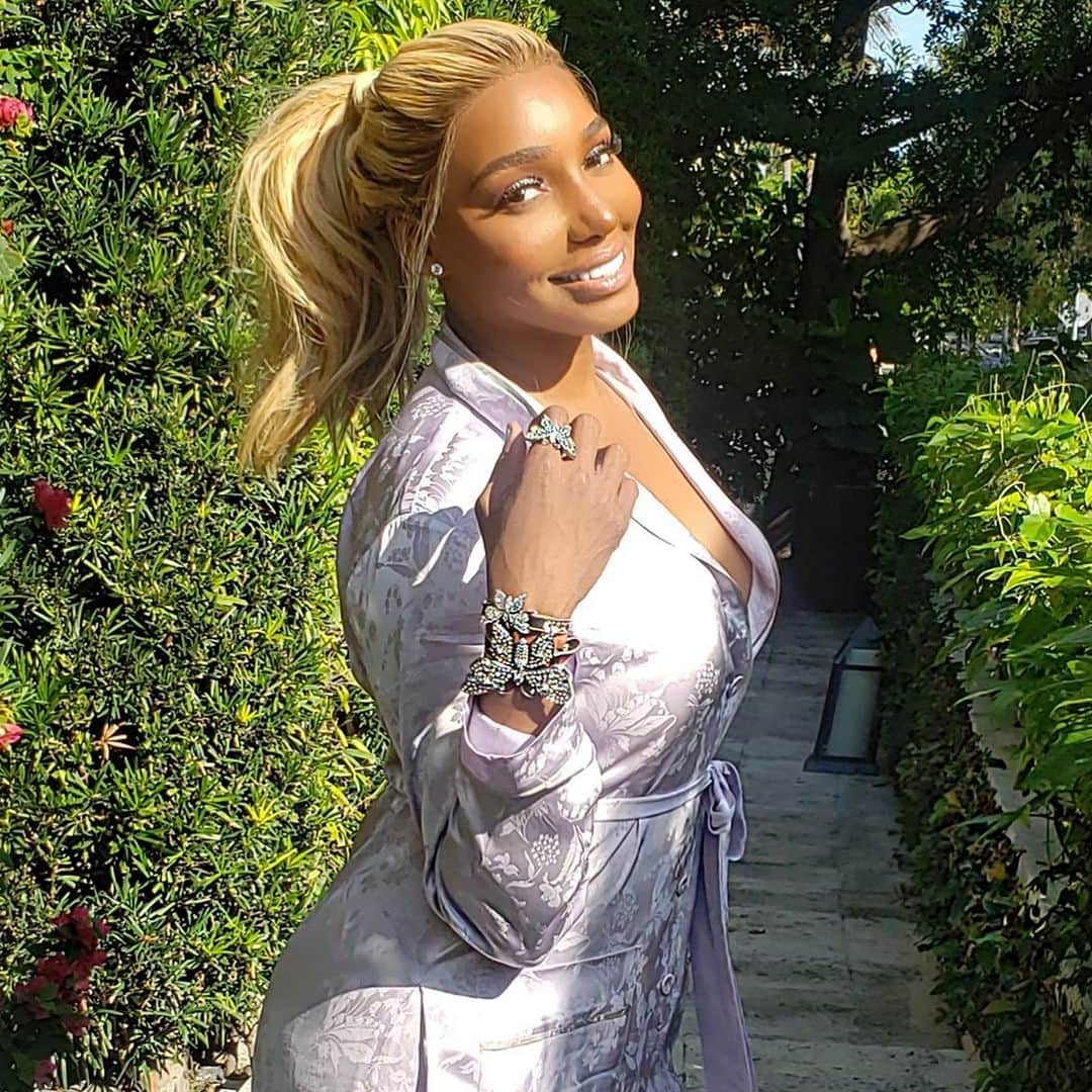 ネネ・リークスのインスタグラム：「When the sun hits you just right! It’s a good day」