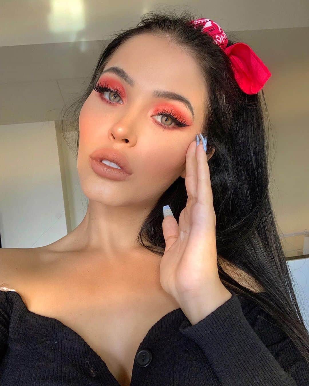 Claudia Alendeのインスタグラム：「do u ever have the urge to tell someone to shut up even when they aren’t talking」