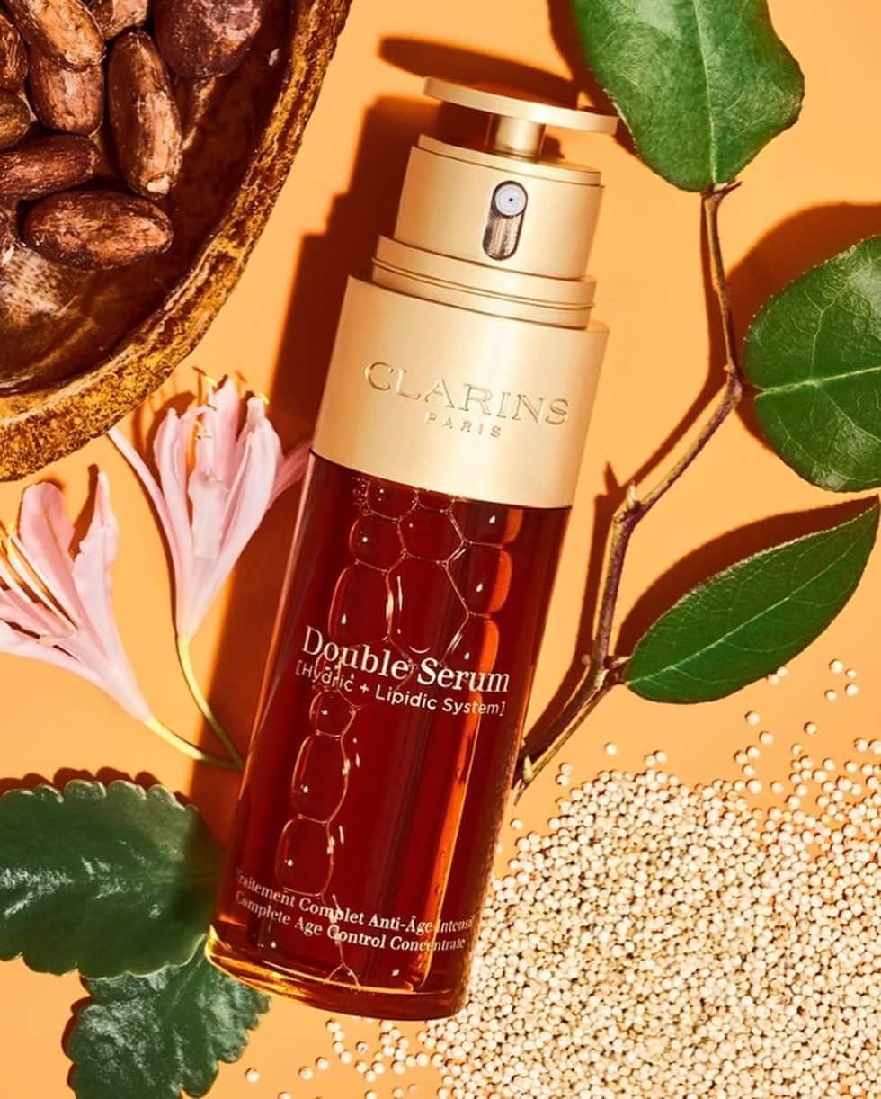 CLARINSさんのインスタグラム写真 - (CLARINSInstagram)「Stock up on our #BESTSELLER Double Serum during our special online offer!  🏆 1 Double Serum is sold every 5 seconds around the world 🌿🌱🌾🌹🌻 powered by 21 potent plant extracts including:  🍠Turmeric addresses all visible signs of skin aging. A youth-boosting trio of Organic Banana, 🌾Teasel, and Organic Oat visibly firms, lifts, and fights fine lines and wrinkles. 🥑🥭🥝A comforting blend of Avocado, Mango, and Organic Kiwi softens and nourishes. 🌿Organic leaf of life boosts the skin's natural hydration. 🍒A fusion of Beautyberry, Organic Goji berry, and Horse Chestnut energizes, eliminates toxins, and revives radiance. 🌰Cocoa, Organic Edelweiss, and Ginger Lily soothe and fight against skin-aging free radicals. 🌾Quinoa supports the natural skin barrier  #clarins #selfcare #clarinsskincare #skinsolutions」11月30日 7時30分 - clarinsusa