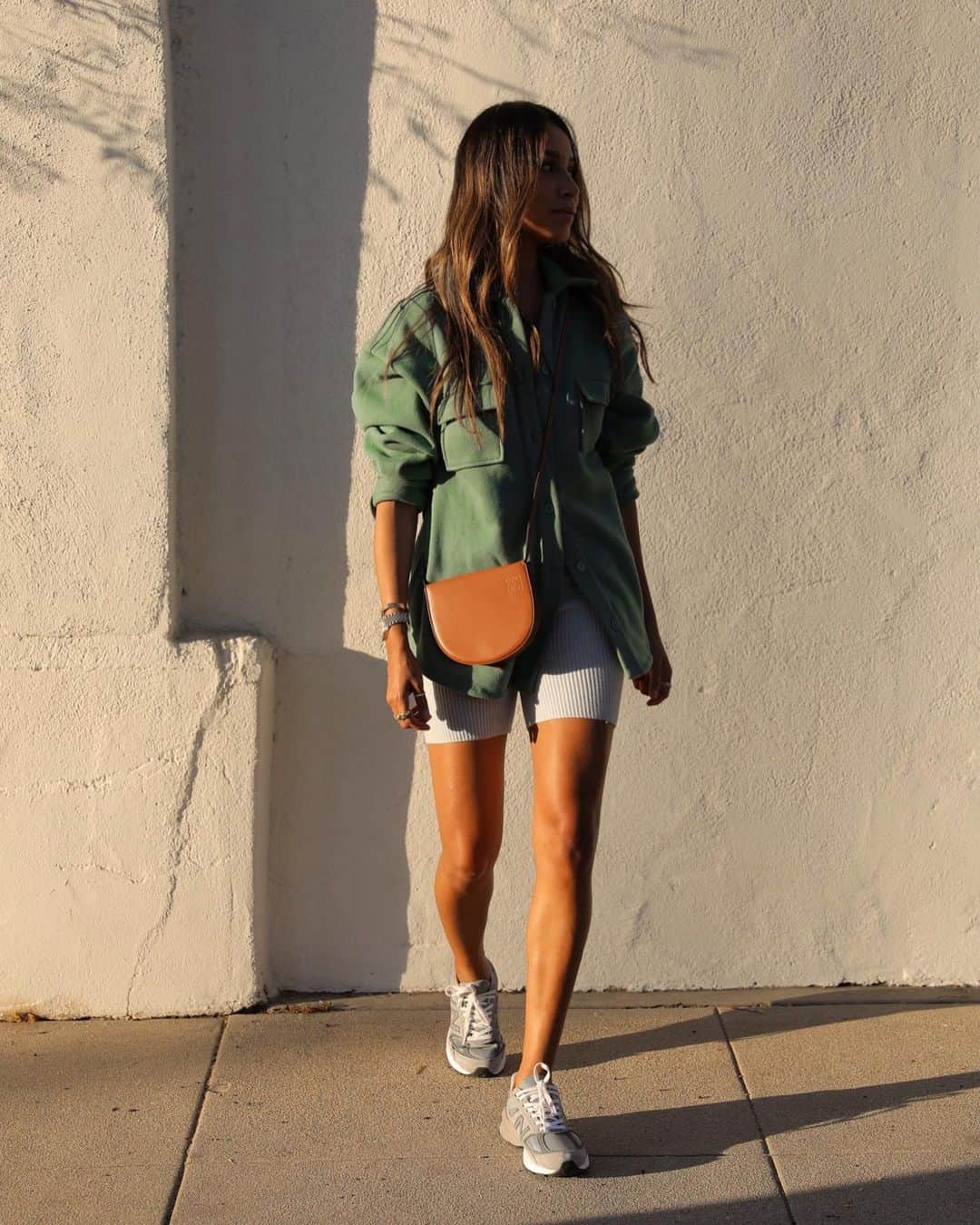 ジュリー・サリニャーナさんのインスタグラム写真 - (ジュリー・サリニャーナInstagram)「Comfy-cool weekend attire. 💚  wearing @tularosalabel shirt x @loversfriendsla biker shorts @revolve」11月30日 7時32分 - sincerelyjules