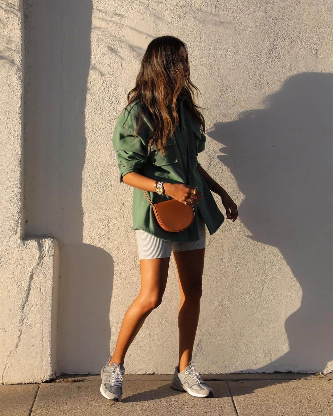 ジュリー・サリニャーナさんのインスタグラム写真 - (ジュリー・サリニャーナInstagram)「Comfy-cool weekend attire. 💚  wearing @tularosalabel shirt x @loversfriendsla biker shorts @revolve」11月30日 7時32分 - sincerelyjules