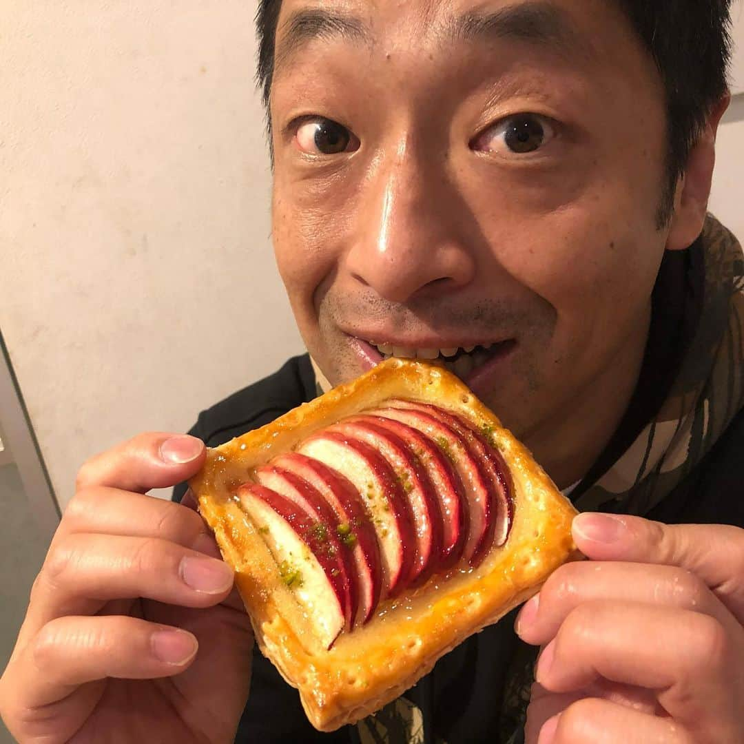 団長安田さんのインスタグラム写真 - (団長安田Instagram)「いままであまりアップルパイでめっちゃ美味しいと思った事なかったのですがあらりんごは衝撃でした！！次は焼きリンゴゲットするぞ！！ #衝撃のうまさ #団長オススメスイーツ　#あらりんごの焼きリンゴが食べたい　 #あらりんご　 #団長安田　#安田大サーカス団長　#三宮オススメグルメ  #焼きりんごがたべて見たい」11月30日 7時44分 - dancyoyasuda