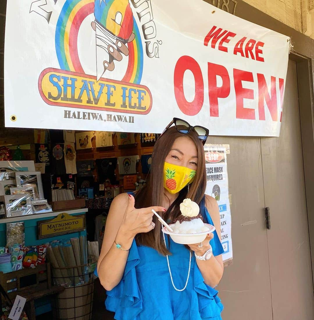 マキ・コニクソンさんのインスタグラム写真 - (マキ・コニクソンInstagram)「Haleiwaにある”Matsumoto Shave Ice”に来ました！🚗💨  久々にノースに来てテンションあがっていまぁす！🤗今年の一月ぶりかなぁ。🤔 オーナー夫妻のスタンレーも典子ちゃんも 元気そうで良かった！😊  マキスペを作ってくれました！裏メニューにあるんだよ！😁小豆と白玉とバニラアイスの上にコンデンスミルクがかかっているの！ シンプルでとーっても美味しいのです！😋 メニューにないけどMaki Specialって言ったら出てくるよ！😉$6ドルです！  コロナ対策も万全です！👍🏼 Haleiwa頑張れー！💪🏼 松本シェイブアイス頑張れ！💪🏼  #エアハワイ🌺  #松本シェイプアイスのおすそ分け🤙🏼 #頑張れ松本シェイプアイス #頑張れハレイバ #ハワイ貯金お願いします🙏🏻」11月30日 7時38分 - makikonikson