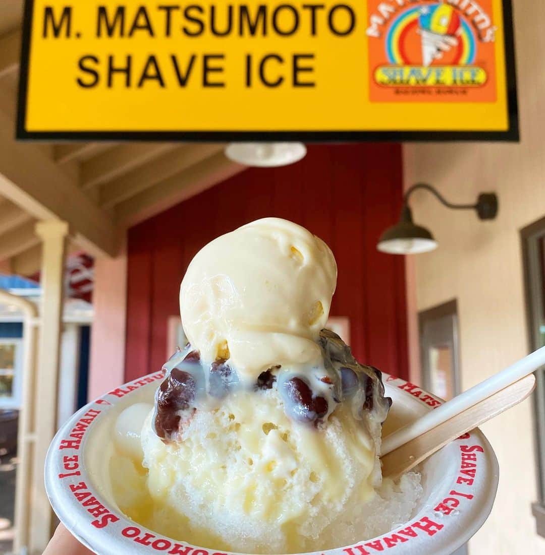 マキ・コニクソンさんのインスタグラム写真 - (マキ・コニクソンInstagram)「Haleiwaにある”Matsumoto Shave Ice”に来ました！🚗💨  久々にノースに来てテンションあがっていまぁす！🤗今年の一月ぶりかなぁ。🤔 オーナー夫妻のスタンレーも典子ちゃんも 元気そうで良かった！😊  マキスペを作ってくれました！裏メニューにあるんだよ！😁小豆と白玉とバニラアイスの上にコンデンスミルクがかかっているの！ シンプルでとーっても美味しいのです！😋 メニューにないけどMaki Specialって言ったら出てくるよ！😉$6ドルです！  コロナ対策も万全です！👍🏼 Haleiwa頑張れー！💪🏼 松本シェイブアイス頑張れ！💪🏼  #エアハワイ🌺  #松本シェイプアイスのおすそ分け🤙🏼 #頑張れ松本シェイプアイス #頑張れハレイバ #ハワイ貯金お願いします🙏🏻」11月30日 7時38分 - makikonikson