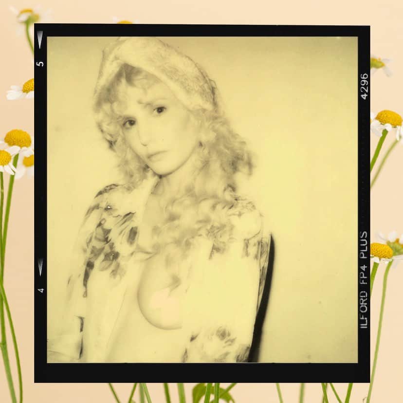 オードリー・キッチングのインスタグラム：「Currently following demands of the gods ♡  @brunoroids」