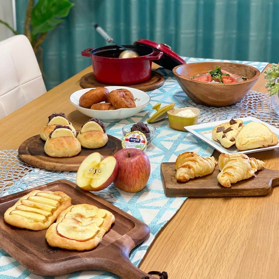 奥山夏織さんのインスタグラム写真 - (奥山夏織Instagram)「またまたパン作り❣️ そして今回も(@ansel_home_bakery)さんのパンですよー😋✨ パン好きの麻理耶さん(@mariya_kuroda)がこの間の投稿で『食べたい！』っとのことだったのでまたお願いしました♪ ・ さて、今回のパンは前とは違う種類にしました😍 #あんバター #りんごぱん #スコーン #チョコスコーン #チーズスコーン #クロワッサン #オールドファッション ・ 大体200℃のオーブンで10〜15分程度焼いたらちょうどいい焼き加減でしたよ😋あんバターが最高に美味しくて止まりませんでした笑 #生ハムとトマトのサラダ と#ミネストローネ と一緒に食べて幸せな休日でした💓 ・ 家で本格的なパンをやりたくても、生地が面倒くさいですよね💦そんな時に#anselhomebakery さんのパンはおすすめです❣️好きな具材入れるか、乗せるだけなので♪それで言うと失敗が一個もないです😂是非試してみてください✨ ・ @ansel_home_bakery #マイパンレシピ #自宅で簡単パン作り#かおりずキッチン #cooking #料理 #主婦料理 #OL料理 #クッキング#ご飯#foodinsta #food #foodstagram #おうちご飯 #お家ごはん#お昼ごパン」11月30日 7時42分 - okuyama_kaori
