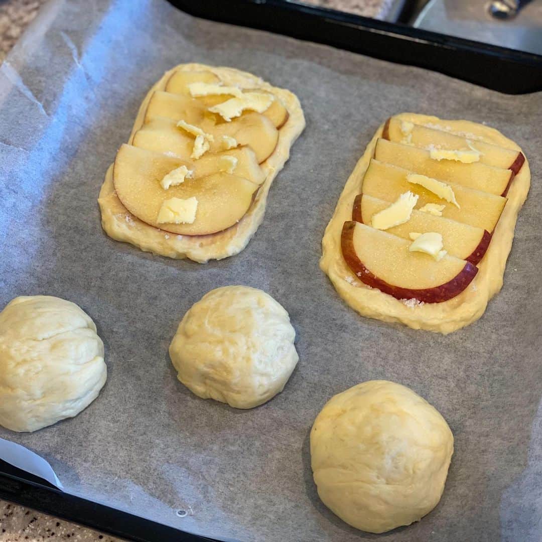 奥山夏織さんのインスタグラム写真 - (奥山夏織Instagram)「またまたパン作り❣️ そして今回も(@ansel_home_bakery)さんのパンですよー😋✨ パン好きの麻理耶さん(@mariya_kuroda)がこの間の投稿で『食べたい！』っとのことだったのでまたお願いしました♪ ・ さて、今回のパンは前とは違う種類にしました😍 #あんバター #りんごぱん #スコーン #チョコスコーン #チーズスコーン #クロワッサン #オールドファッション ・ 大体200℃のオーブンで10〜15分程度焼いたらちょうどいい焼き加減でしたよ😋あんバターが最高に美味しくて止まりませんでした笑 #生ハムとトマトのサラダ と#ミネストローネ と一緒に食べて幸せな休日でした💓 ・ 家で本格的なパンをやりたくても、生地が面倒くさいですよね💦そんな時に#anselhomebakery さんのパンはおすすめです❣️好きな具材入れるか、乗せるだけなので♪それで言うと失敗が一個もないです😂是非試してみてください✨ ・ @ansel_home_bakery #マイパンレシピ #自宅で簡単パン作り#かおりずキッチン #cooking #料理 #主婦料理 #OL料理 #クッキング#ご飯#foodinsta #food #foodstagram #おうちご飯 #お家ごはん#お昼ごパン」11月30日 7時42分 - okuyama_kaori