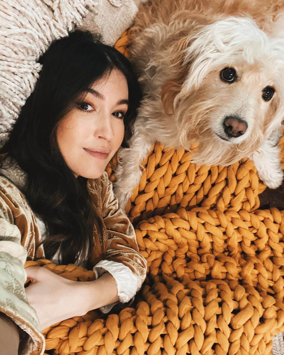 ケイト・ボイージェルのインスタグラム：「feeling all the cozy Sunday vibes thanks to @bretthughes6 who gave me my bday present early 🎁 this weighted blanket from @mybearaby is literally heaven and feels like a hug 😴🌙 Not sponsored, just genuinely thrilled about this blanket lol. Nola clearly agrees and has monopolized most of it since I unwrapped it...swipe to see where she ended up deciding to rest her head 😂🐾 happy Sunday! Huge thanks to all the KV Kreative members for such an incredibly fun first livestream today! 🎵🎶」