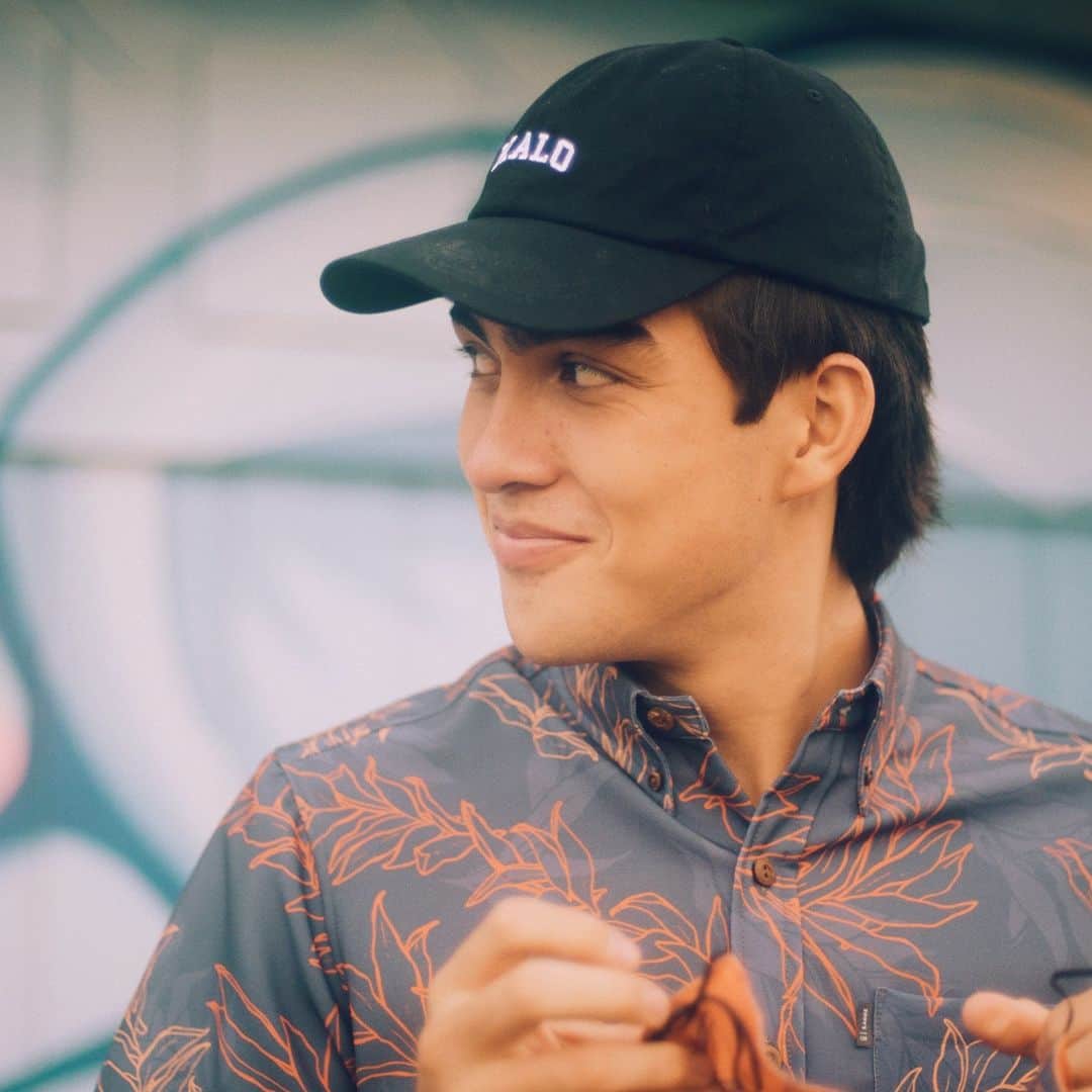 Zippy's Restaurantsのインスタグラム：「The face you make when you see that Spaghetti with Garlic Bread is $6.95 at the takeout counter today, and still get your uncle’s size of the Zippy’s x Ari South Kaʻōpua Shirt on Zippys.com.」