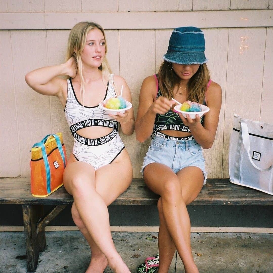 ILAのインスタグラム：「Matching with your bestie while eating @matsumotoshaveice 🌈🍧  Tag us with our new collection and we’ll feature you  PC: @meltjoeng 👭 @aloha.elise @mahina.akaka」