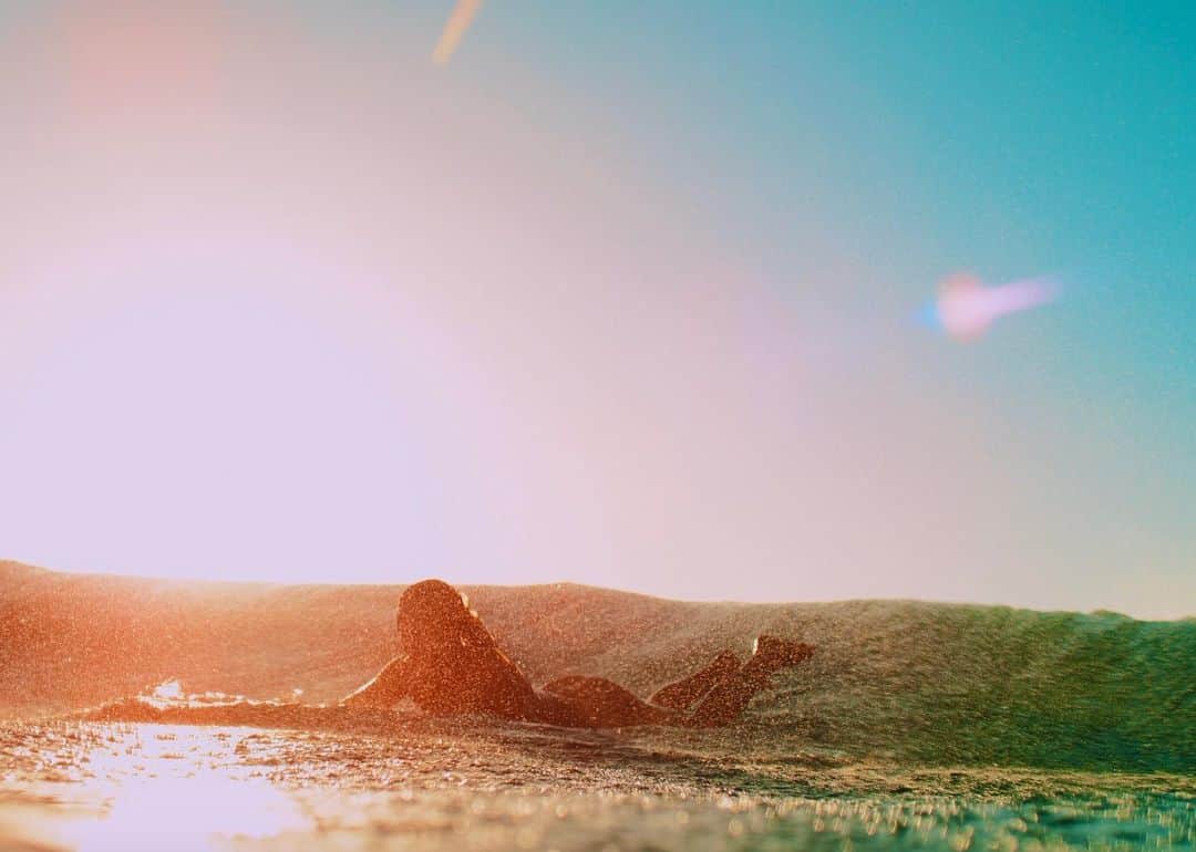 フェリシティー・パルマティアーのインスタグラム：「One of the most beautiful frame grabs from Skin Deep. This frame grab was from remote North-West WA. It was sunrise and we were on the boat on our way out to one of the waves. @rickrifici said jump in and I’ll get a quick shot on the Phantom camera (which shoots 2000 frames a second). At the time I couldn’t see the shot... I learnt my lesson though, always trust the professionals 😂 #FlickPalmateerSkinDeep」