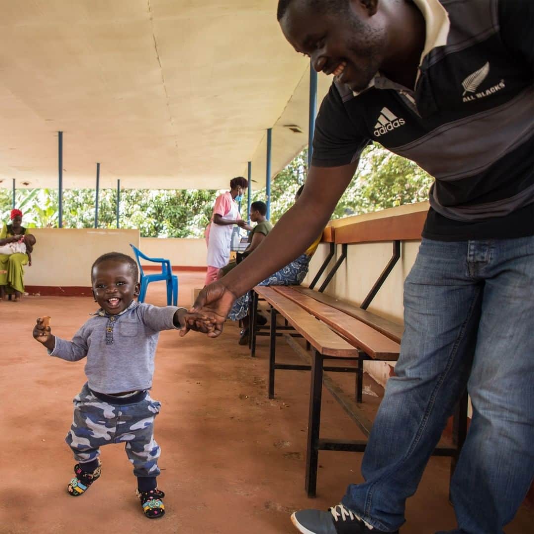 unicefさんのインスタグラム写真 - (unicefInstagram)「"I want my children to be healthy, that is why I brought Benedict for immunization," says Justin, a proud father in Uganda. Even during #COVID19, it's important to visit the clinic when it’s time for your child’s routine immunizations.  #VaccinesWork © UNICEF/UNI325833/Abdul」11月30日 8時06分 - unicef