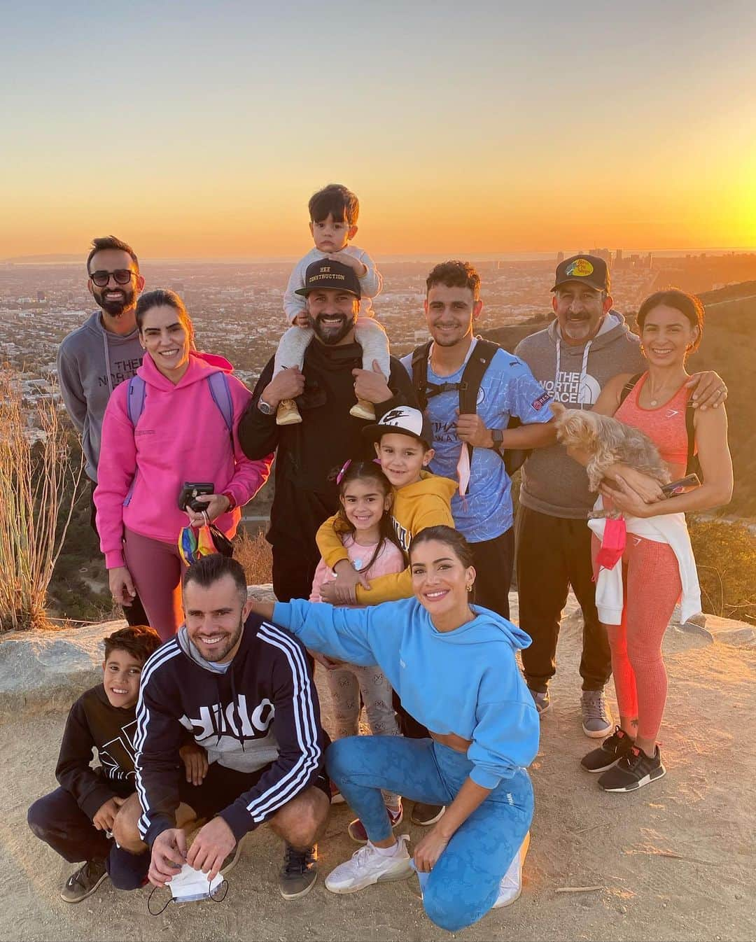 Camila Coelhoさんのインスタグラム写真 - (Camila CoelhoInstagram)「Family HIKE💙💗 #sunset  Trouxe a família pra fazer nossa trilha favorita!」11月30日 8時07分 - camilacoelho