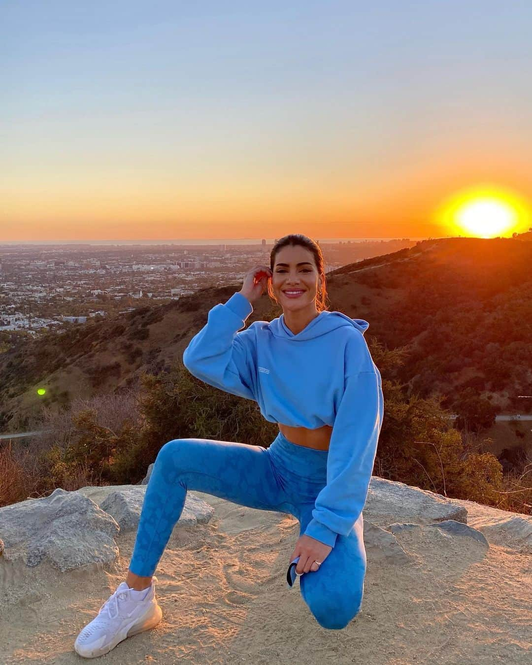 Camila Coelhoさんのインスタグラム写真 - (Camila CoelhoInstagram)「Family HIKE💙💗 #sunset  Trouxe a família pra fazer nossa trilha favorita!」11月30日 8時07分 - camilacoelho