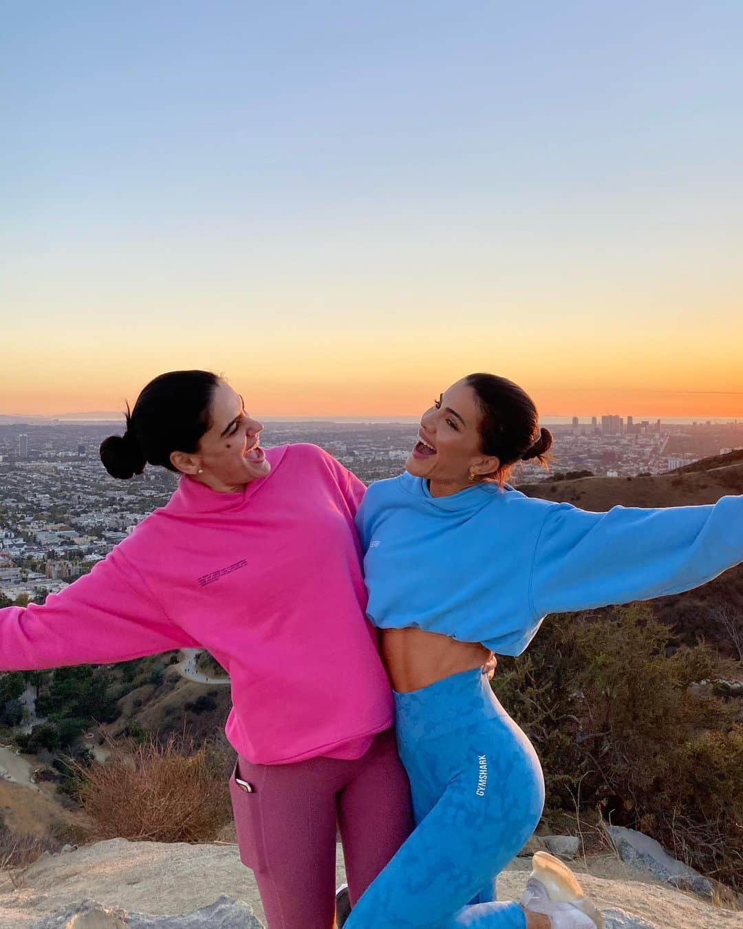 Camila Coelhoさんのインスタグラム写真 - (Camila CoelhoInstagram)「Family HIKE💙💗 #sunset  Trouxe a família pra fazer nossa trilha favorita!」11月30日 8時07分 - camilacoelho