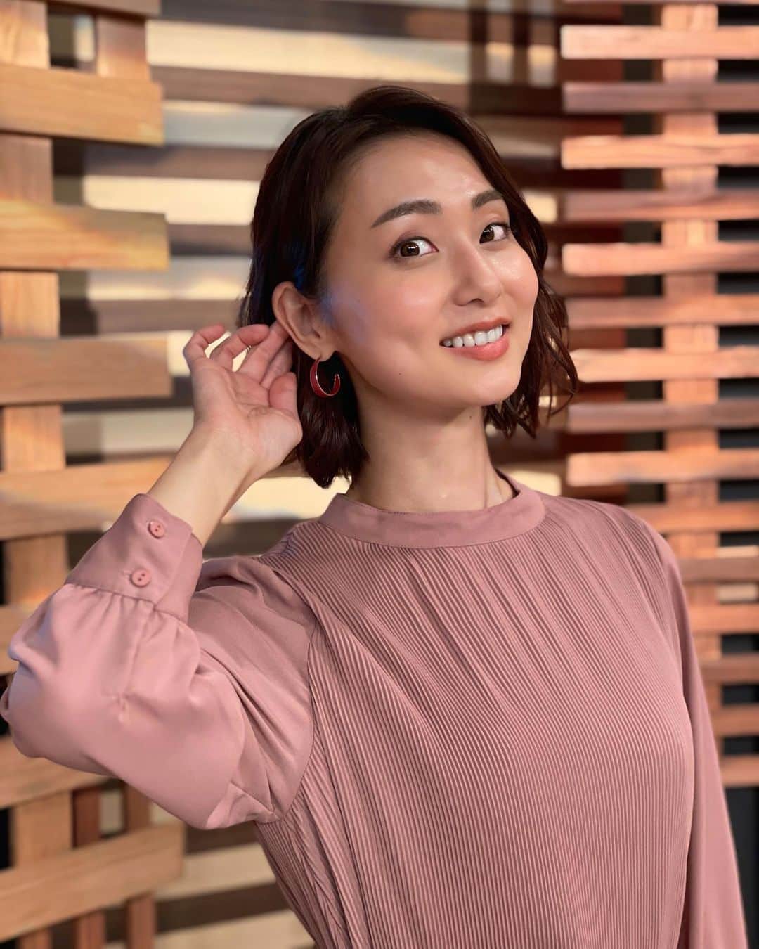 のインスタグラム：「﻿ ﻿ 放送前に更新できませんでした💦﻿ ご覧いただいた方ありがとうございました☺️﻿ 昨日のBS朝日「激論！クロスファイア」は…﻿ 新型コロナウイルスの感染拡大が止まらない中で、GoTo見直しの波紋は？重症者急増で医療体制はどうなるのか？などを討論しました！﻿ ﻿ MC﻿ 田原総一朗、本間智恵﻿ ゲスト﻿ 橋本岳　自民党衆議院議員 前厚生労働副大臣﻿ 杉尾秀哉　立憲民主党 機関紙局長･副幹事長﻿ (敬称略)﻿ ﻿ #ootd﻿ #Dress ... #TRUDEA﻿ #Earing ... #OSEWAYA﻿ ﻿ 普段ピンクは苦手なのですが、こんな落ち着いた色合いだと抵抗なく着られました😌﻿ ﻿ #テレビ朝日 #アナウンサー #本間智恵 #激論クロスファイア #gekiron #BS朝日 #衣装 #アナウンサー衣装 #ウエストベルトプリーツワンピース #冬コーデ」
