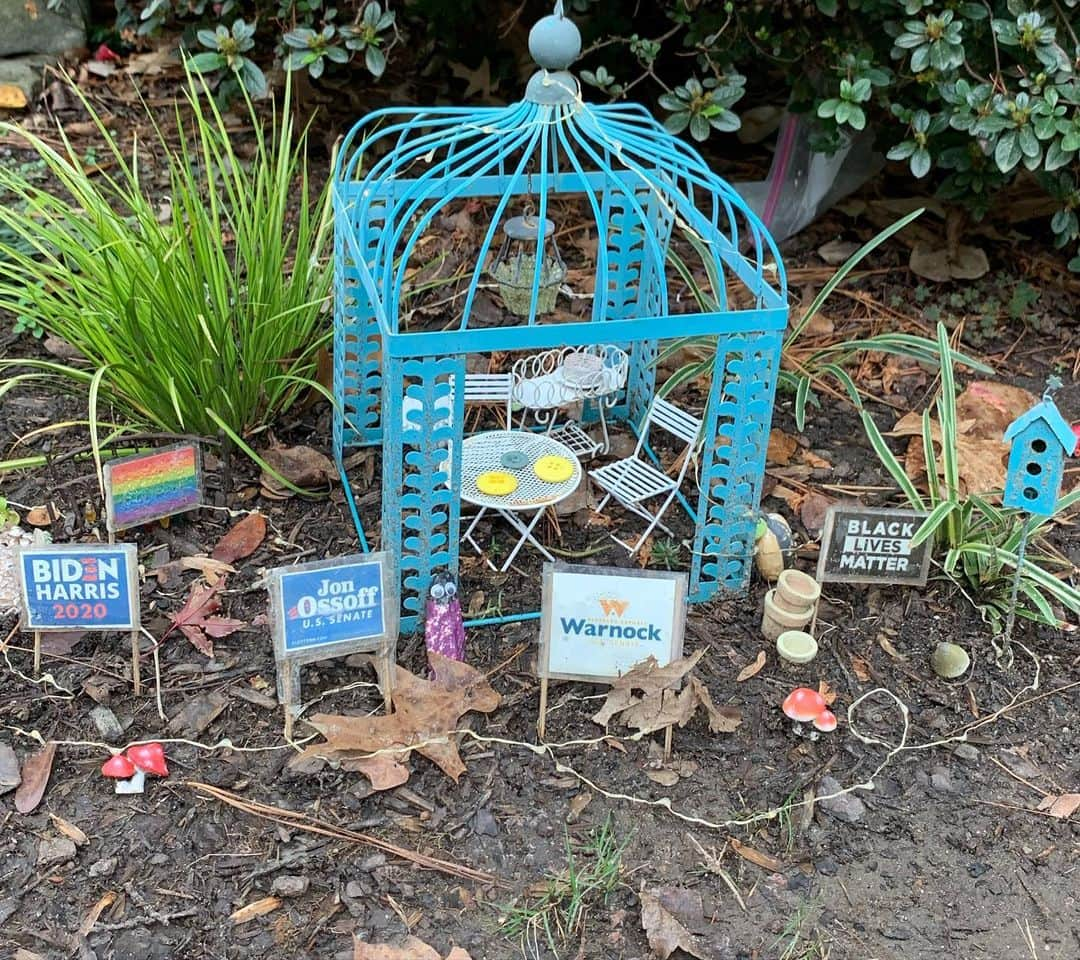 リー・トンプソンさんのインスタグラム写真 - (リー・トンプソンInstagram)「I had a beautiful day in #atlanta with my gal pal and her animal  pals @elaine4animals  I loved the fairy garden for @raphaelwarnock and @jonossoff so lovely. #sundayfunday」11月30日 8時18分 - lea_thompson