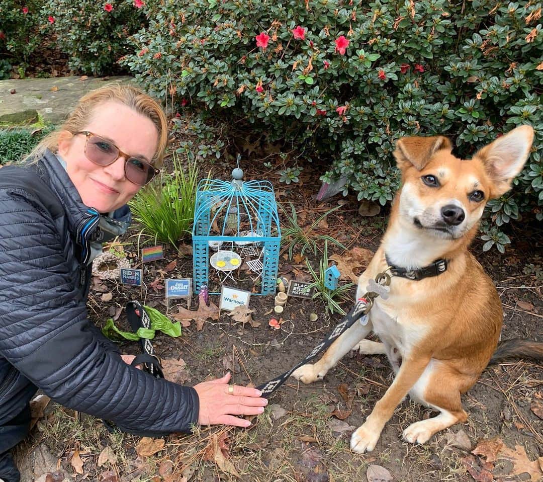 のインスタグラム：「I had a beautiful day in #atlanta with my gal pal and her animal  pals @elaine4animals  I loved the fairy garden for @raphaelwarnock and @jonossoff so lovely. #sundayfunday」