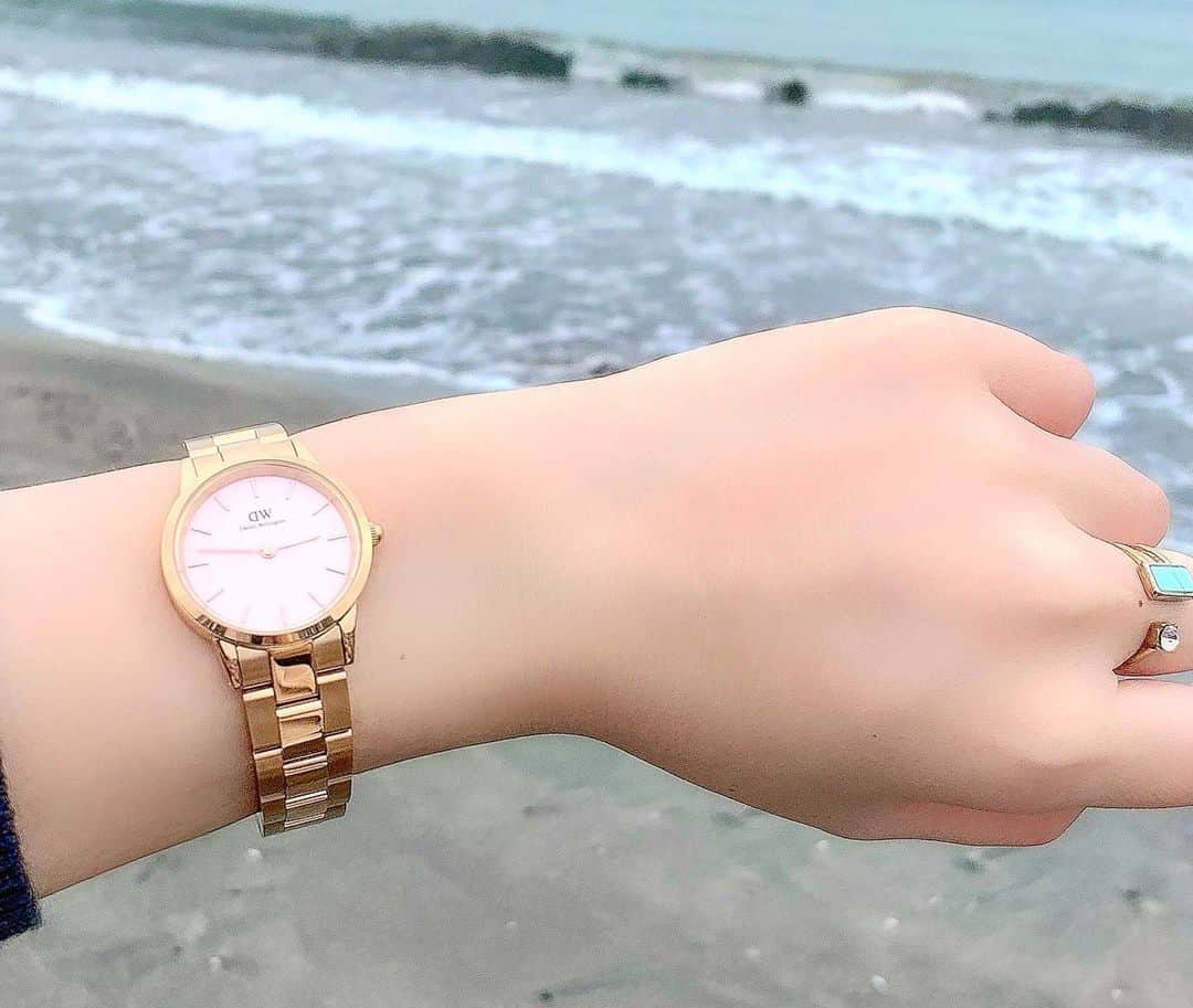 mss713のインスタグラム：「DW⌚️💕  このさりげない高級感で、カジュアルなスタイルもちょっと上品になる💕#大人カジュアル  DWは時計だけじゃなくて、最近はアクセサリーも素敵✨ 時計と合わせたピンクゴールドのネックレスがとてもかわいい(*≧艸≦)  . . .  ＊Daniel Wellingtonスペシャルキャンペーン実施中！  ★ブラックフライデーオファーをゲットする最後のチャンス☟ ＊2020年最大のDW Black Fridayセールは11月30日まで期間限定実施中！  ＊公式サイトhttps://www.danielwellington.com/jp/やDW直営店舗にて25,000円（税込）以上お買い上げで25％OFF！！  15％OFFクーポンコード【mss713】    ＠danielwellington　#ダニエルウェリントン  #DWピンクリンク」