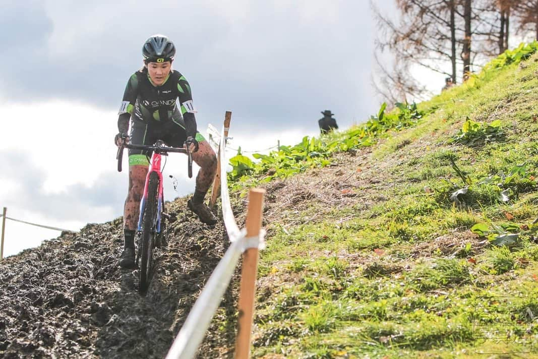 與那嶺恵理さんのインスタグラム写真 - (與那嶺恵理Instagram)「Weekend business 🚴🏻‍♀️🧗‍♀️💩 CX Japan National 🇯🇵  . . Finally I was 2nd 🥈nobody(including myself🙋🏻‍♀️) expected it but I did 😜 Anyway, I’m happy to show racing especially this difficult year 🦠  even though it’s not ON Road but OFF Road ✌🏻 . . Huge Thanks everyone 💚 Totally enjoyed the atmosphere of racing 🤘🏻🤘🏻🤘🏻  . . 📸: @keitsuji & @kasukabevisionfilmz  . . #今日のエリさん　#cxjp #CX #Oandajapan #前田製菓　#あたり前田のクラッカー #derailleurbrewworks」11月30日 8時21分 - eriyonamine