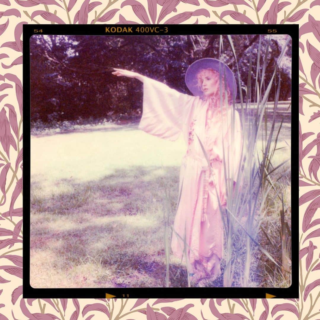 オードリー・キッチングのインスタグラム：「Star maps don’t work for me. Listening to the oracle of the wind instead. ★ @brunoroids」
