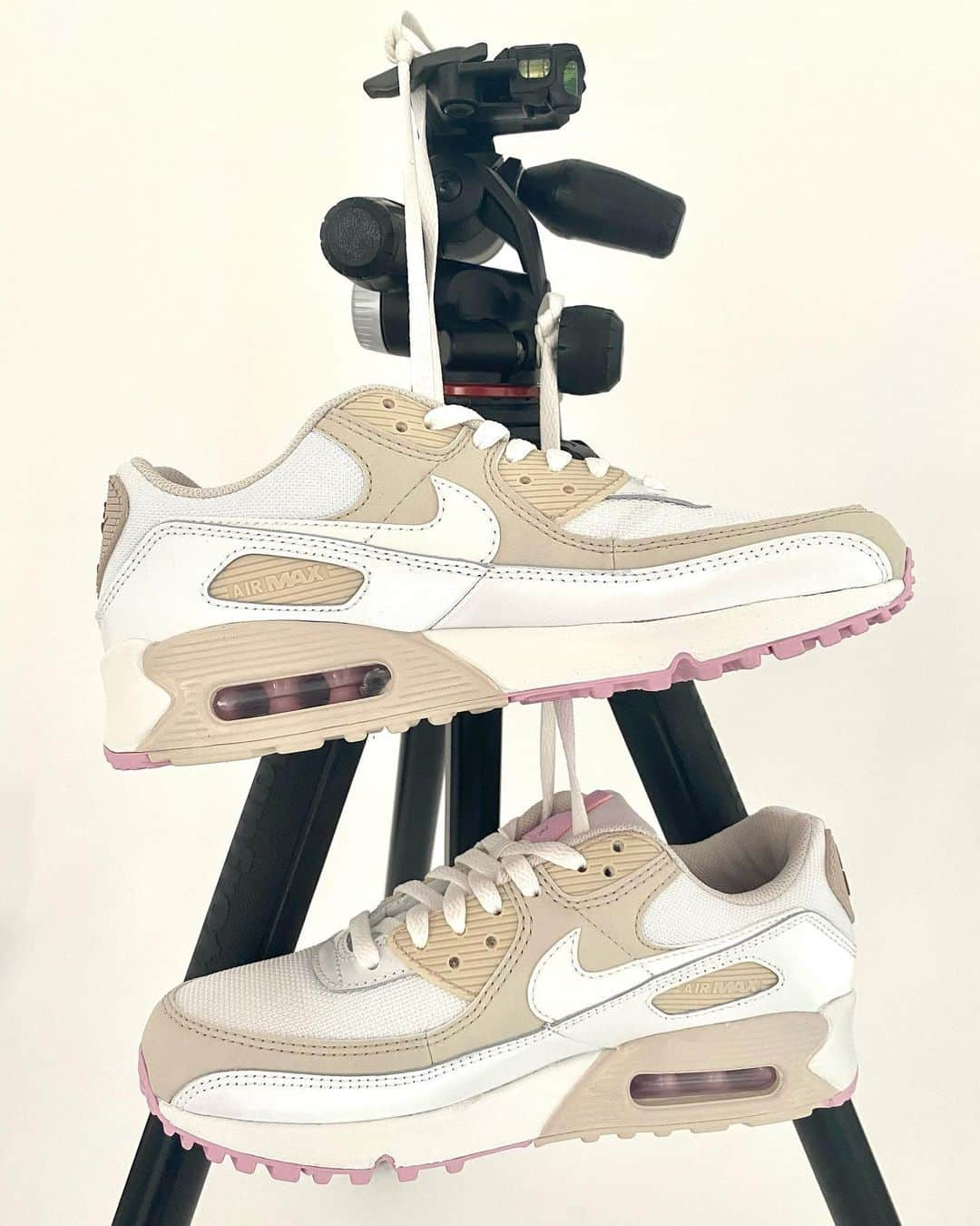 STYLERUNNERさんのインスタグラム写真 - (STYLERUNNERInstagram)「A neutral necessity you need in your wardrobe. 👟✔️ The Nike Air Max 90 sneakers are a crowd favourite and now reduced to $134.99 in our Cyber Monday offer you just can’t go wrong. 🤩🤩 #stylerunner #cybermonday #sale #nike #airmax90」11月30日 8時24分 - stylerunner