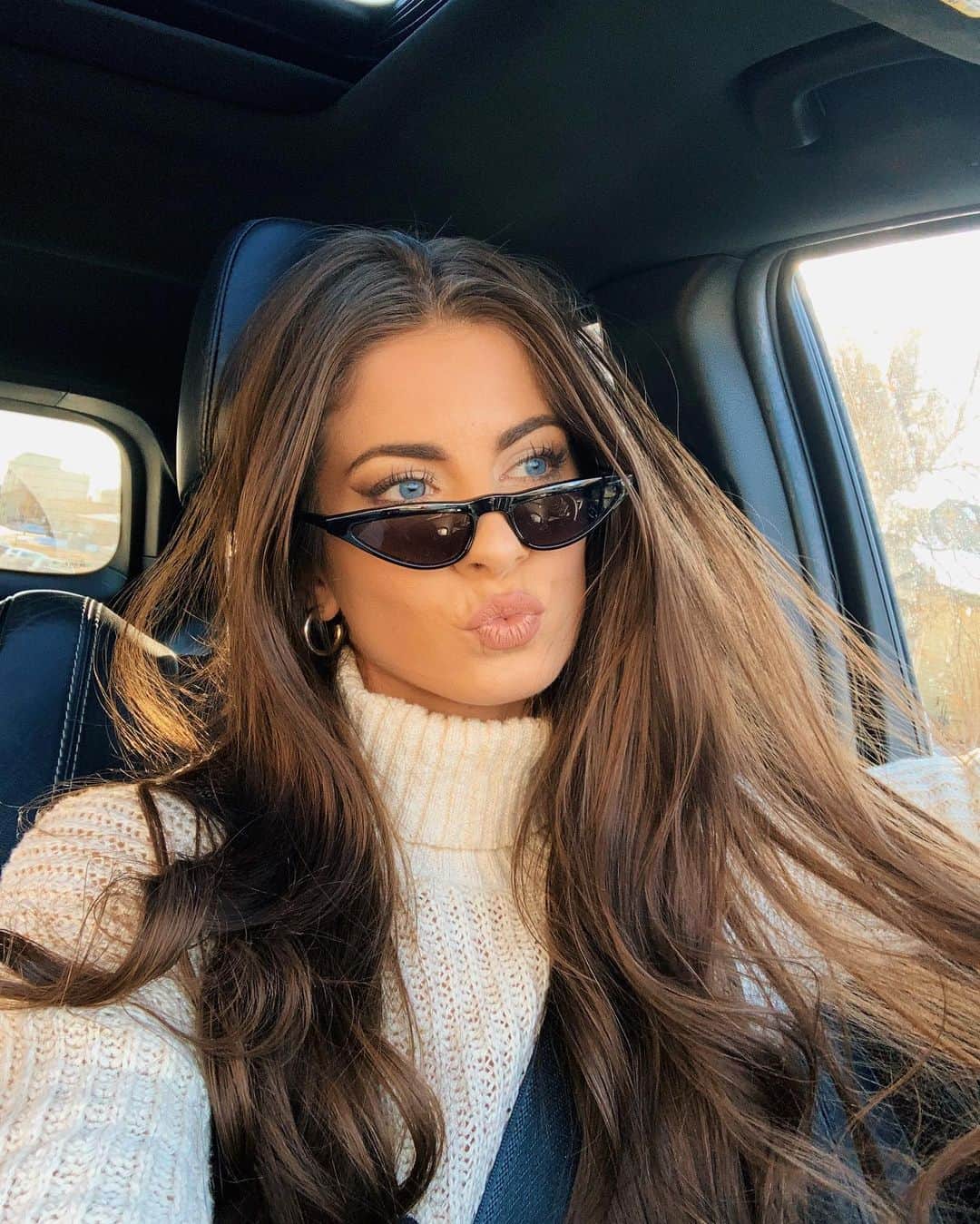 Paige Reillyさんのインスタグラム写真 - (Paige ReillyInstagram)「Here for turtlenecks all winter 😌☃️⁣ ⁣ Decided to spend all weekend gettin ~creative~ lol. Rearranged my office, started to create some new sets for a spring @92nailsx launch 🥲 and had a random urge to tie dye socks LOL sooo we will see how those turn out 😂⁣ ⁣ Also, we put up our Christmas decorations and I feel like the Christmas spirit is saving 2020 right now - I love this time of year 🥲🥲⁣ ⁣ Hope you had a beautiful, relaxing weekend 🤍🤍🤍🤍」11月30日 8時25分 - paigereilly