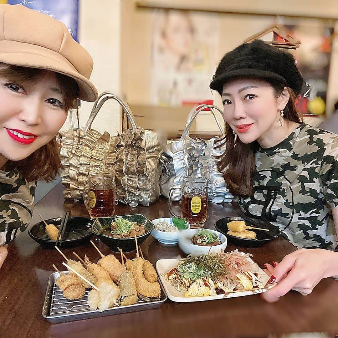 今堀恵理さんのインスタグラム写真 - (今堀恵理Instagram)「ゴルフレッスン前に　@izumi.hakamata　ちゃんと大阪名物串カツを食べに 『新世界串カツいっとく　大阪駅前第３ビル店』  @ittokushinsekaikushikatsu   2人でゆっくり話しながら 串カツ女子😆  串カツだけでなく、大阪名物　どて焼き、ホルモン焼きや豚ぺい焼き等の鉄板焼もあります JR・阪神・阪急・大阪メトロの各駅から地下道でつながっているので、雨にも濡れずにいけますよ  この日は双子コーデ @balmain のTシャツ @mi_cours のバック @kyoko.86 ちゃんプロデュースのピアス  #大阪ソウルフード #串カツ #新世界いっとく #双子コーデ #どて焼き #とんぺい焼き」11月30日 8時25分 - eriimahori