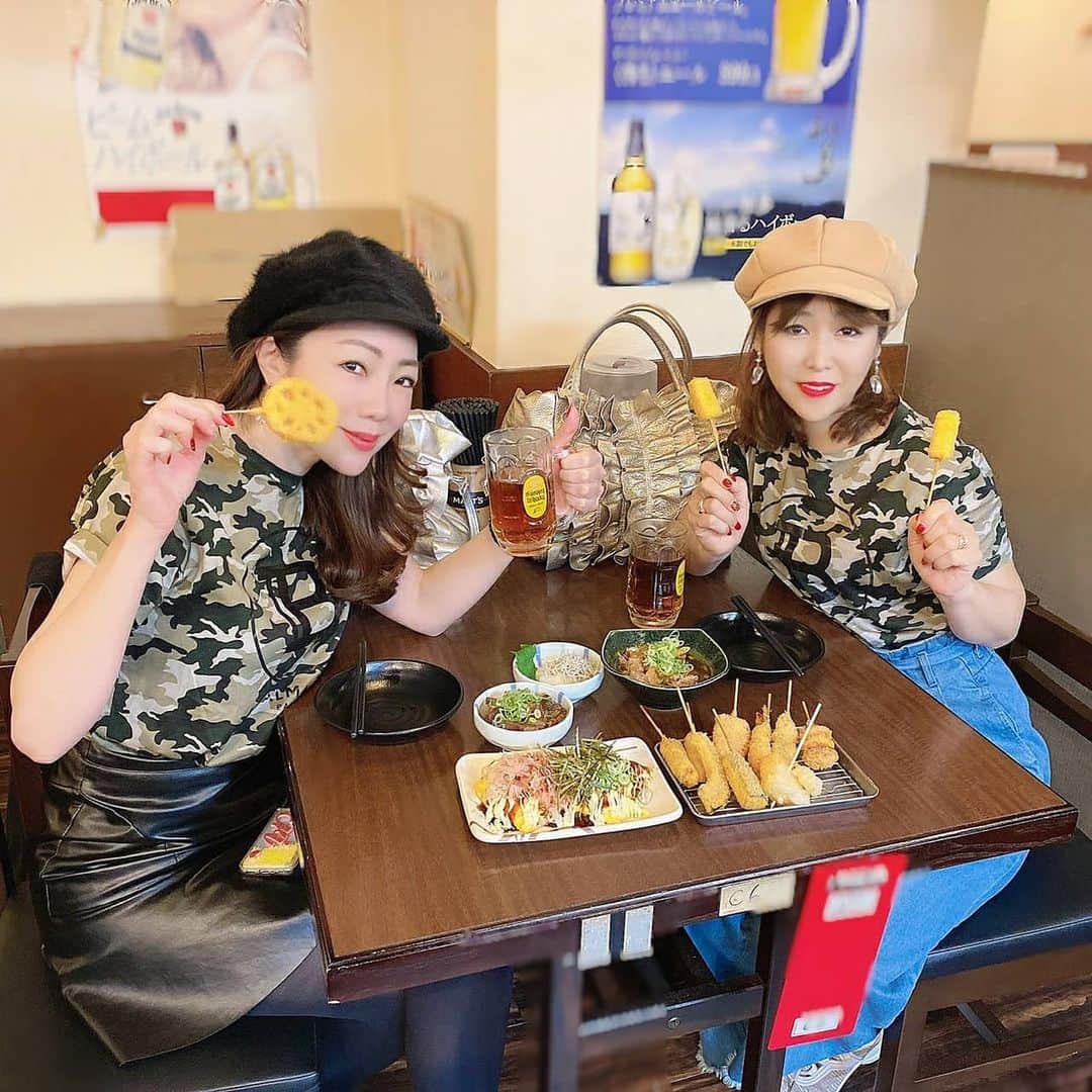 今堀恵理さんのインスタグラム写真 - (今堀恵理Instagram)「ゴルフレッスン前に　@izumi.hakamata　ちゃんと大阪名物串カツを食べに 『新世界串カツいっとく　大阪駅前第３ビル店』  @ittokushinsekaikushikatsu   2人でゆっくり話しながら 串カツ女子😆  串カツだけでなく、大阪名物　どて焼き、ホルモン焼きや豚ぺい焼き等の鉄板焼もあります JR・阪神・阪急・大阪メトロの各駅から地下道でつながっているので、雨にも濡れずにいけますよ  この日は双子コーデ @balmain のTシャツ @mi_cours のバック @kyoko.86 ちゃんプロデュースのピアス  #大阪ソウルフード #串カツ #新世界いっとく #双子コーデ #どて焼き #とんぺい焼き」11月30日 8時25分 - eriimahori