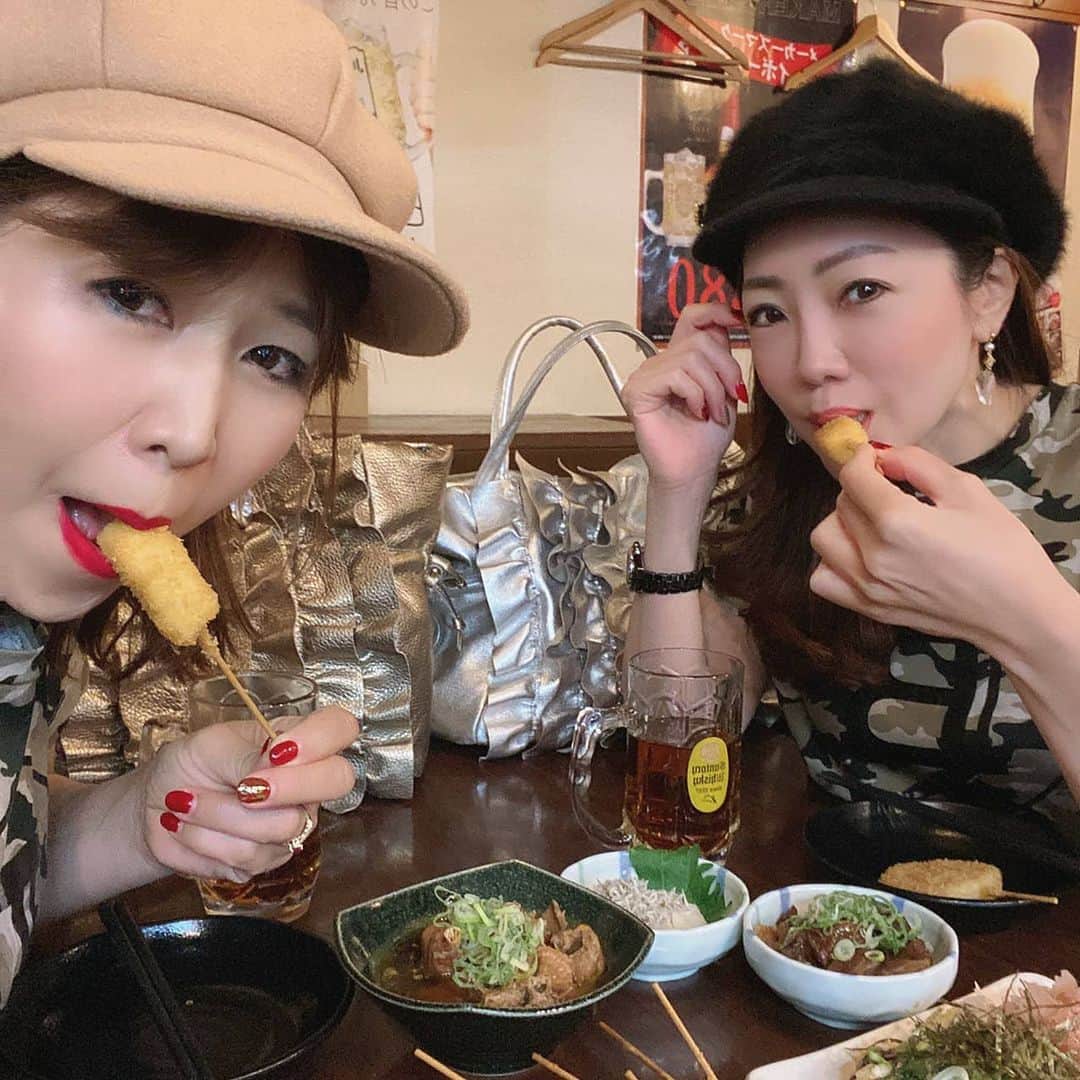 今堀恵理さんのインスタグラム写真 - (今堀恵理Instagram)「ゴルフレッスン前に　@izumi.hakamata　ちゃんと大阪名物串カツを食べに 『新世界串カツいっとく　大阪駅前第３ビル店』  @ittokushinsekaikushikatsu   2人でゆっくり話しながら 串カツ女子😆  串カツだけでなく、大阪名物　どて焼き、ホルモン焼きや豚ぺい焼き等の鉄板焼もあります JR・阪神・阪急・大阪メトロの各駅から地下道でつながっているので、雨にも濡れずにいけますよ  この日は双子コーデ @balmain のTシャツ @mi_cours のバック @kyoko.86 ちゃんプロデュースのピアス  #大阪ソウルフード #串カツ #新世界いっとく #双子コーデ #どて焼き #とんぺい焼き」11月30日 8時25分 - eriimahori