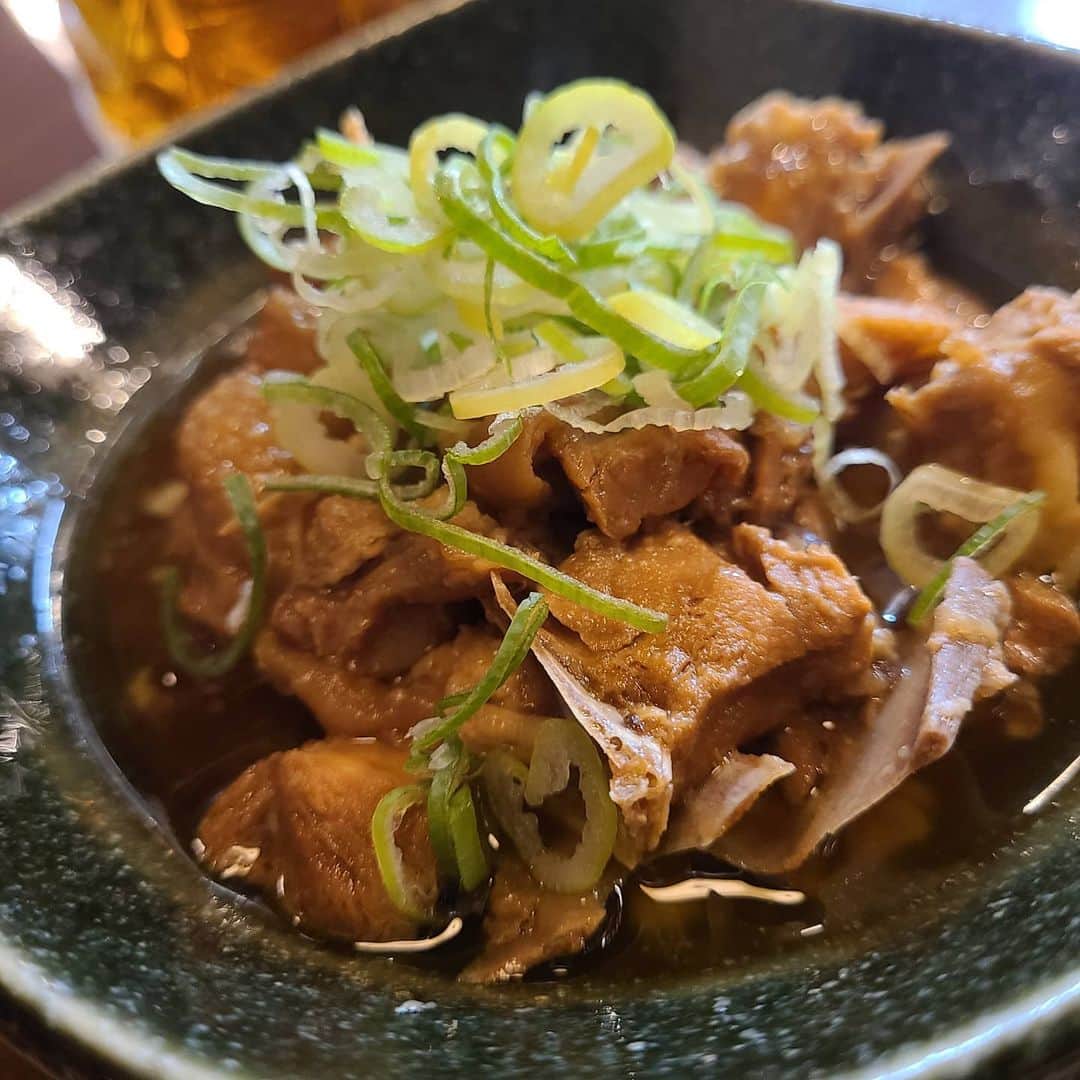今堀恵理さんのインスタグラム写真 - (今堀恵理Instagram)「ゴルフレッスン前に　@izumi.hakamata　ちゃんと大阪名物串カツを食べに 『新世界串カツいっとく　大阪駅前第３ビル店』  @ittokushinsekaikushikatsu   2人でゆっくり話しながら 串カツ女子😆  串カツだけでなく、大阪名物　どて焼き、ホルモン焼きや豚ぺい焼き等の鉄板焼もあります JR・阪神・阪急・大阪メトロの各駅から地下道でつながっているので、雨にも濡れずにいけますよ  この日は双子コーデ @balmain のTシャツ @mi_cours のバック @kyoko.86 ちゃんプロデュースのピアス  #大阪ソウルフード #串カツ #新世界いっとく #双子コーデ #どて焼き #とんぺい焼き」11月30日 8時25分 - eriimahori