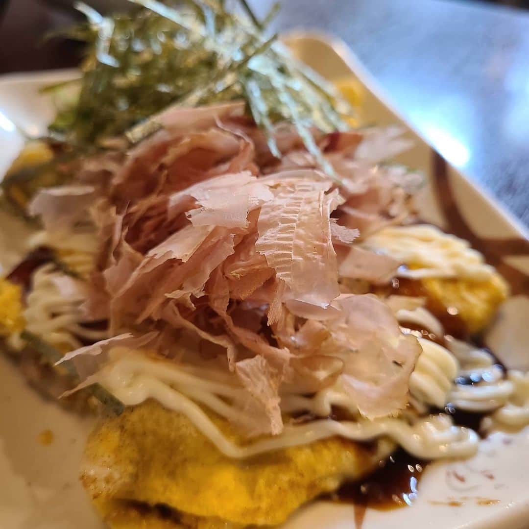 今堀恵理さんのインスタグラム写真 - (今堀恵理Instagram)「ゴルフレッスン前に　@izumi.hakamata　ちゃんと大阪名物串カツを食べに 『新世界串カツいっとく　大阪駅前第３ビル店』  @ittokushinsekaikushikatsu   2人でゆっくり話しながら 串カツ女子😆  串カツだけでなく、大阪名物　どて焼き、ホルモン焼きや豚ぺい焼き等の鉄板焼もあります JR・阪神・阪急・大阪メトロの各駅から地下道でつながっているので、雨にも濡れずにいけますよ  この日は双子コーデ @balmain のTシャツ @mi_cours のバック @kyoko.86 ちゃんプロデュースのピアス  #大阪ソウルフード #串カツ #新世界いっとく #双子コーデ #どて焼き #とんぺい焼き」11月30日 8時25分 - eriimahori