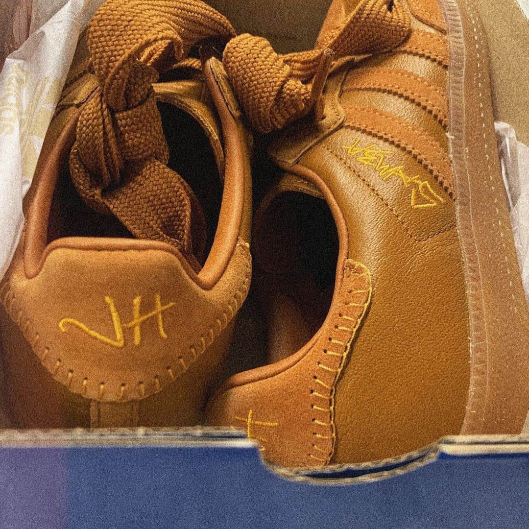 shoes ????さんのインスタグラム写真 - (shoes ????Instagram)「The @jonahhill adidas Samba ‘Craft Ochre’ 🍂 Cop or drop?👇  #adidasoriginals #yeezy #nikeairmax #nicekicks #complexsneakers #kicksonfire #sneakernews #sneakercon」11月30日 8時29分 - shoes