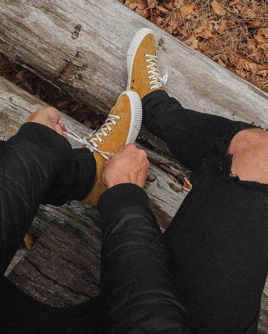 シービーズのインスタグラム：「Level up your fall shoe game with styles like the Darby in Desert Gold✨. Just one of many sneakers included in our sale this weekend.  Remember to use code CYBERWHATEVER for 40% off all footwear.   📷: @kerwinbrackbill   #showupinseavees」