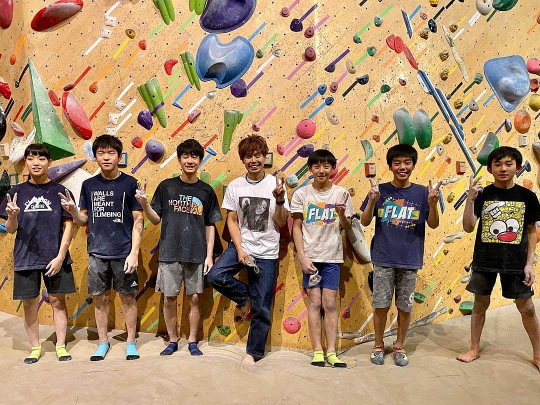 伊東秀和さんのインスタグラム写真 - (伊東秀和Instagram)「@flatbouldering ✨ 久しぶりのスクールで東北のメンバーのレッスン！みんな一年で成長していてました。登りにも勢いが出てきてますね✅初日は3クラス。2日目は岩場→夕方からはオープンクラスが定員で入れなかった、花＆空のレッスンへ💫 これからの成長も期待してます。今回伝えた事をじっくりと身につけていってもらえたらと思います。 各クラス、身体の成長に合わせてゆっくり長い目でクライミングの時間も楽しみ、向き合っていってもらえたらと思います✨✨✨ @raffinee_orientalbio @mammut_japan @camp1889  #山形 #東北 #ヒデスク #climbing #クライミング #bouldering #ボルダリング #成長に大事なこと #lesson #レッスン」11月30日 8時38分 - hide9a2019