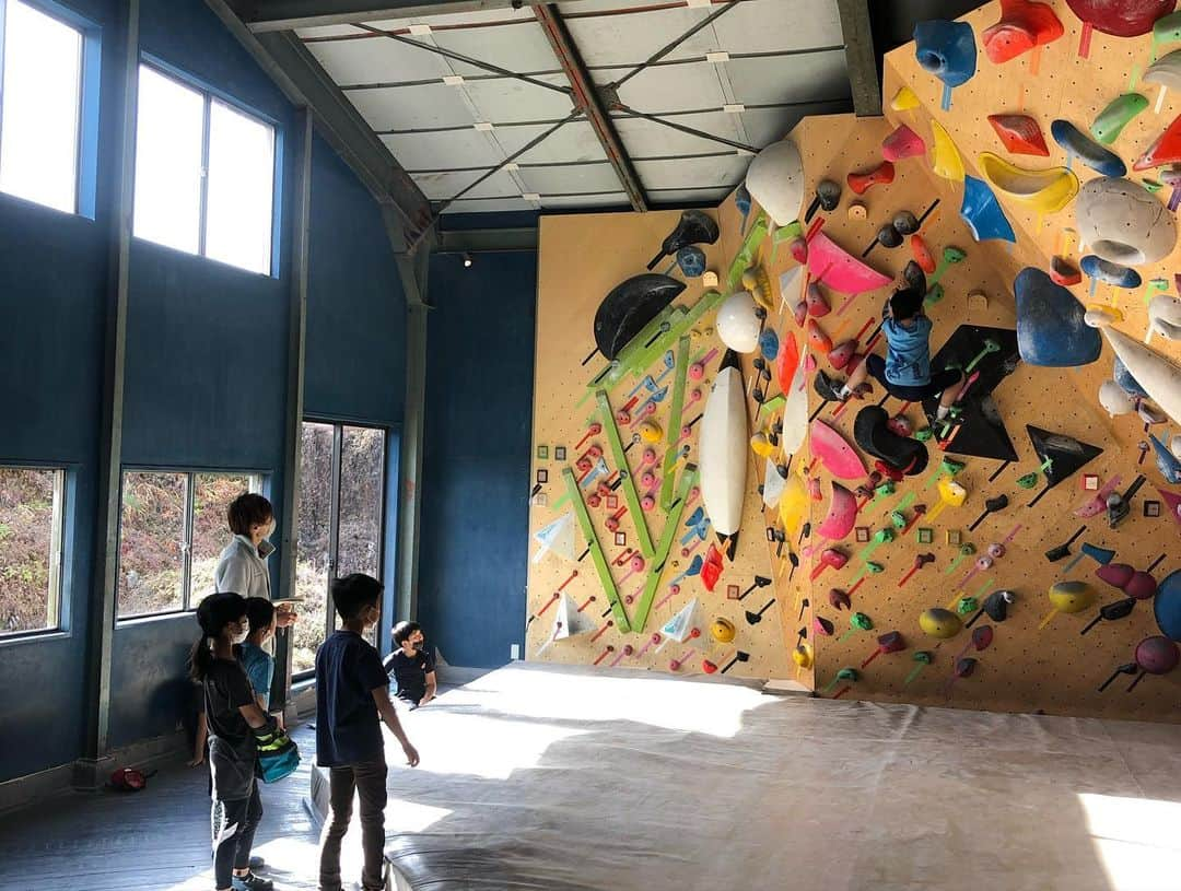 伊東秀和さんのインスタグラム写真 - (伊東秀和Instagram)「@flatbouldering ✨ 久しぶりのスクールで東北のメンバーのレッスン！みんな一年で成長していてました。登りにも勢いが出てきてますね✅初日は3クラス。2日目は岩場→夕方からはオープンクラスが定員で入れなかった、花＆空のレッスンへ💫 これからの成長も期待してます。今回伝えた事をじっくりと身につけていってもらえたらと思います。 各クラス、身体の成長に合わせてゆっくり長い目でクライミングの時間も楽しみ、向き合っていってもらえたらと思います✨✨✨ @raffinee_orientalbio @mammut_japan @camp1889  #山形 #東北 #ヒデスク #climbing #クライミング #bouldering #ボルダリング #成長に大事なこと #lesson #レッスン」11月30日 8時38分 - hide9a2019