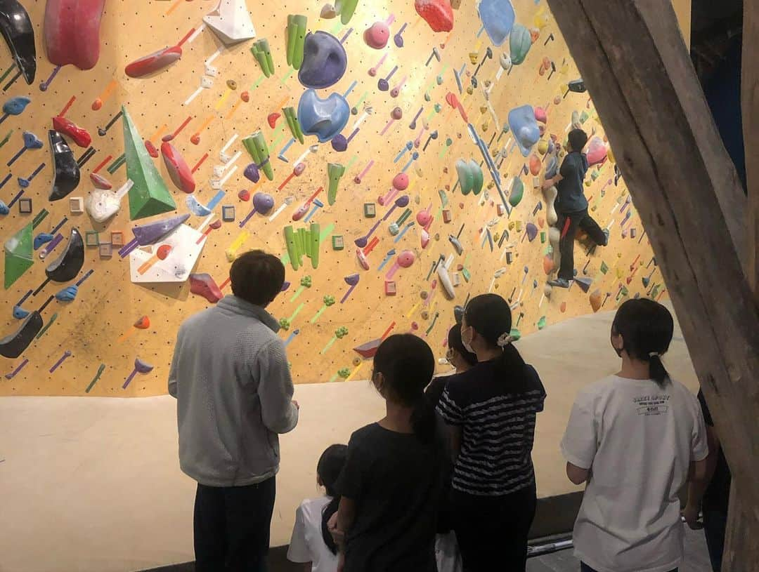 伊東秀和さんのインスタグラム写真 - (伊東秀和Instagram)「@flatbouldering ✨ 久しぶりのスクールで東北のメンバーのレッスン！みんな一年で成長していてました。登りにも勢いが出てきてますね✅初日は3クラス。2日目は岩場→夕方からはオープンクラスが定員で入れなかった、花＆空のレッスンへ💫 これからの成長も期待してます。今回伝えた事をじっくりと身につけていってもらえたらと思います。 各クラス、身体の成長に合わせてゆっくり長い目でクライミングの時間も楽しみ、向き合っていってもらえたらと思います✨✨✨ @raffinee_orientalbio @mammut_japan @camp1889  #山形 #東北 #ヒデスク #climbing #クライミング #bouldering #ボルダリング #成長に大事なこと #lesson #レッスン」11月30日 8時38分 - hide9a2019