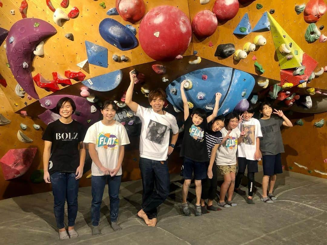 伊東秀和さんのインスタグラム写真 - (伊東秀和Instagram)「@flatbouldering ✨ 久しぶりのスクールで東北のメンバーのレッスン！みんな一年で成長していてました。登りにも勢いが出てきてますね✅初日は3クラス。2日目は岩場→夕方からはオープンクラスが定員で入れなかった、花＆空のレッスンへ💫 これからの成長も期待してます。今回伝えた事をじっくりと身につけていってもらえたらと思います。 各クラス、身体の成長に合わせてゆっくり長い目でクライミングの時間も楽しみ、向き合っていってもらえたらと思います✨✨✨ @raffinee_orientalbio @mammut_japan @camp1889  #山形 #東北 #ヒデスク #climbing #クライミング #bouldering #ボルダリング #成長に大事なこと #lesson #レッスン」11月30日 8時38分 - hide9a2019