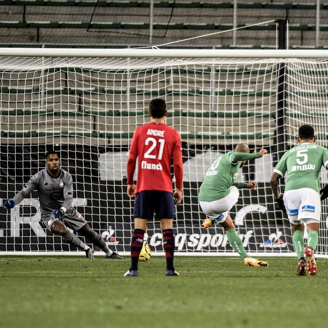 リーグ・アンさんのインスタグラム写真 - (リーグ・アンInstagram)「🆚 #ASSELOSC (1-1) 💥 Dans un match animé, l'@asseofficiel et le @losclive se quittent sur un score de parité 🤝 !  Saint-Étienne and Lille finish on level terms! • • #Ligue1UberEats #ASSE #ASSaintEtienne #LOSC #LilleOSC #StadeGeoffroyGuichard」11月30日 8時39分 - ligue1ubereats