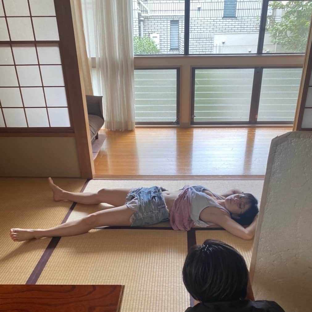 のインスタグラム：「ゴロゴロしてるうちに寝てる… ・ てことが、新しいソファを迎えてから多くなってしまいました💦 ベットに移動すると目が冴えるパターン💦 ・ 写真もゴロゴロしてる撮影風景w 下半身の広げ方は謎w ・ #時東ぁみ #ゴロゴロ #うとうと #ソファ #寝ちゃう #撮影 #shooting #オフショット #offshot #フォトブック #photobook #畳 #和室 #大の字  #おやすみなさい #下半身 #広げすぎ」
