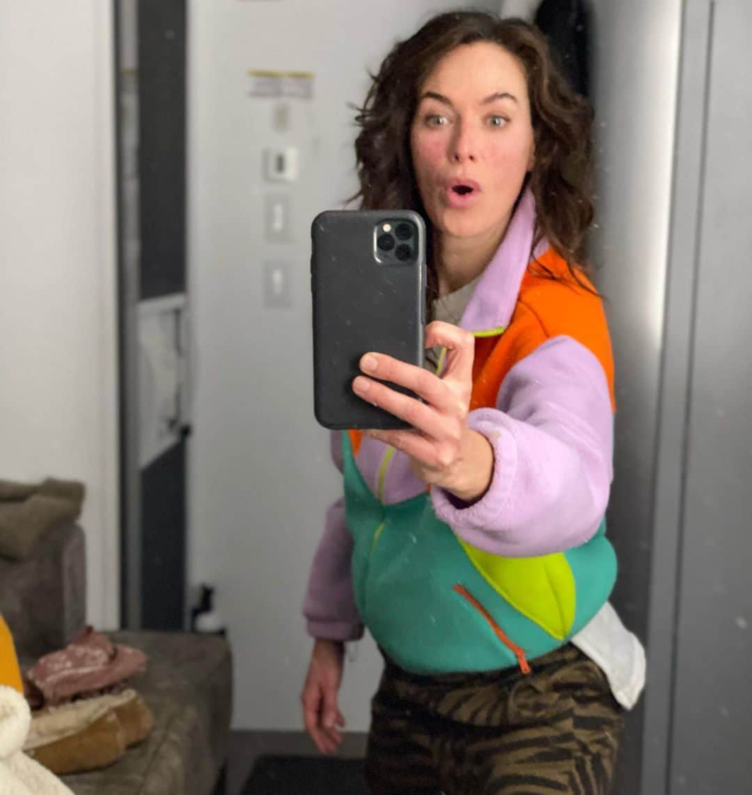 レナ・ヘディのインスタグラム：「Finished day 6 on bonkers ... cold in the desert after the fire goes down .. got my @xkarla EddieBauer  to keep me happy .. Thankyou @karlawelchstylist for the sweet gift 💝 💥✌🏻❤️」